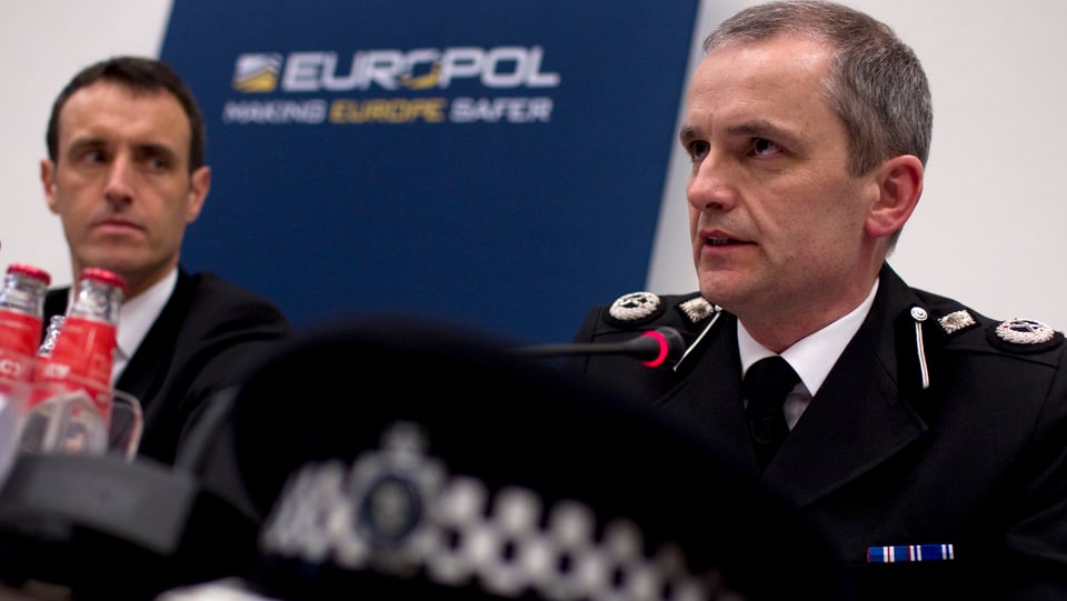 Dus umens avant il logo da Europol