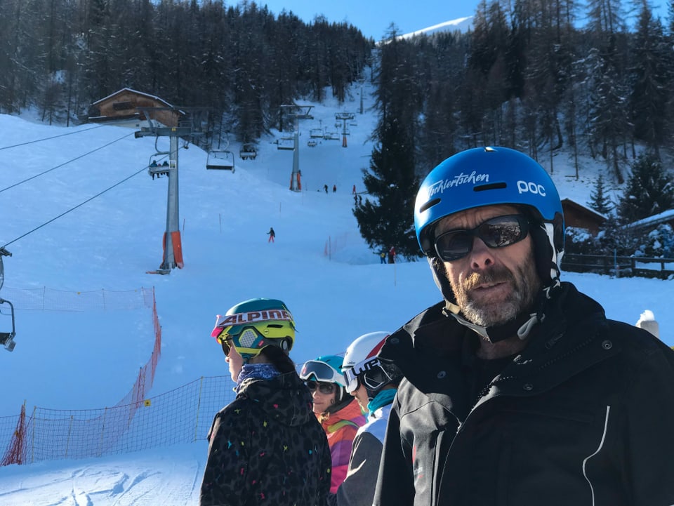 Hardi Engi manader scola da skis Tschiertschen.
