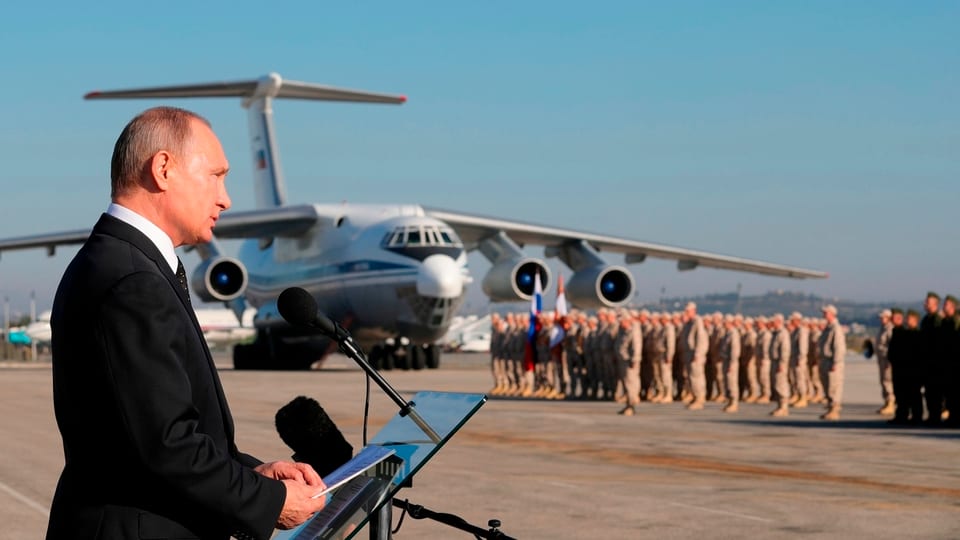 President Vladimir Putin tar ina visita da truppas en Siria il december 2017.