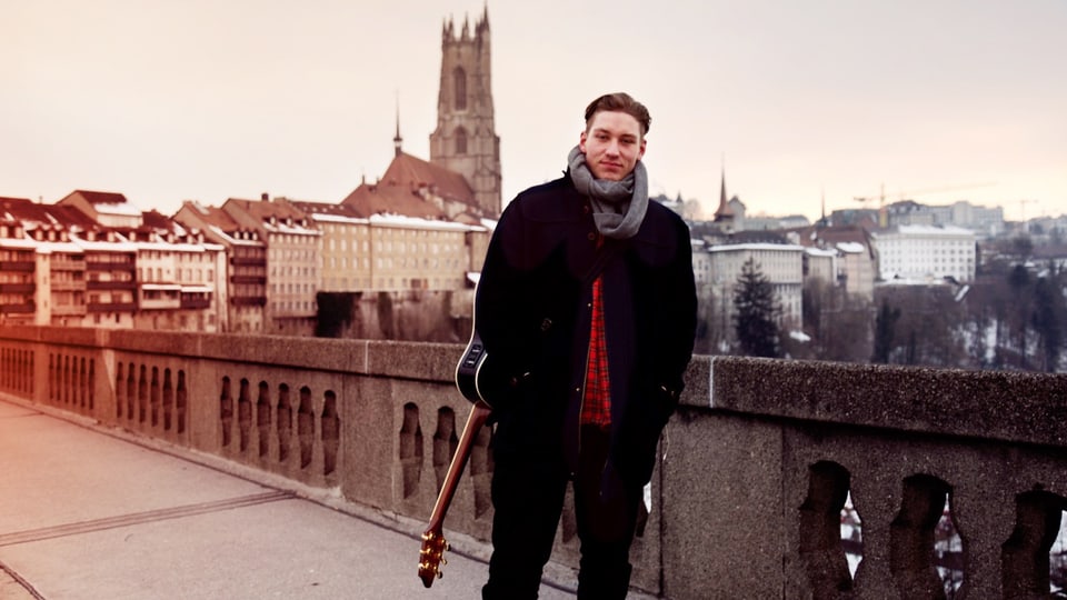 Marius in giuven sin ina punt a Fribourg