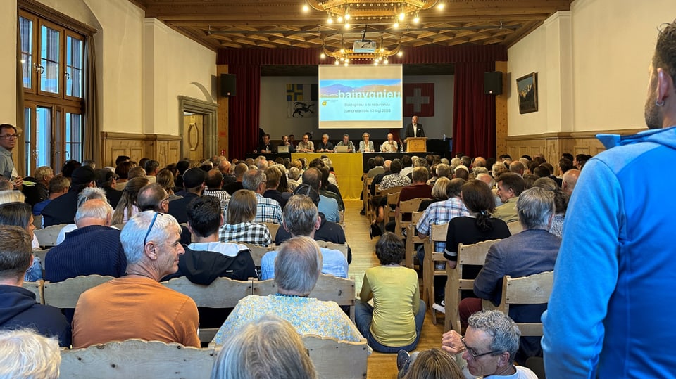 Übervoller Gemeindesaal in Samedan.