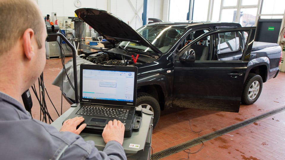 in auto en garascha, a sanestra è in mecanist che controllescha la software da l'auto