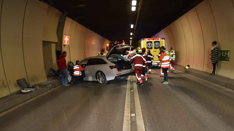 accident en in tunnel. In auto alv è cuppitgà cun il mir. Dretg è in'ambulanza.