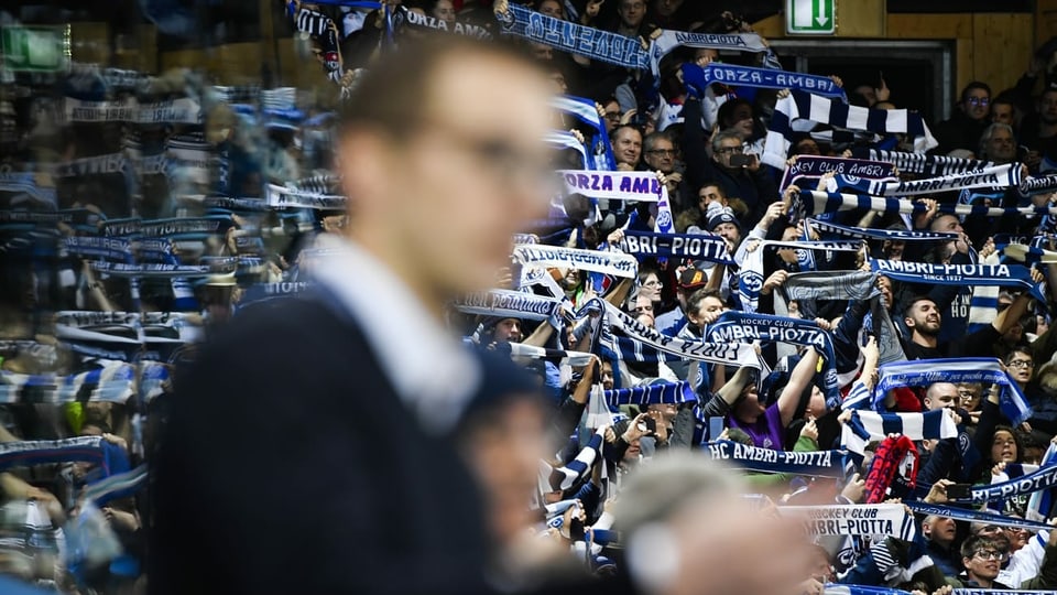 Curva cun fans d'Ambri