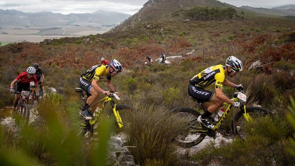 Nino Schurter e Lars Forster sin il mountainbike.
