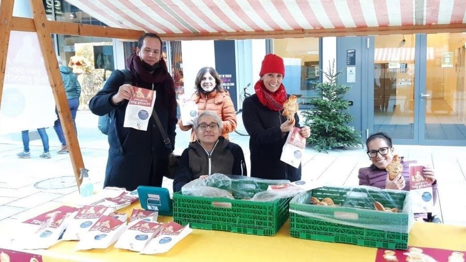 Stan da Pro Infirmis venda pops da pasta Am Stand von Pro Infirmis werden Grittibänze verkauft