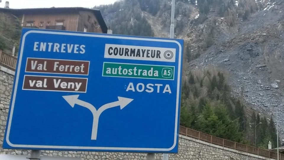 Purtret d'ina tabla da traffic en la regiun. 