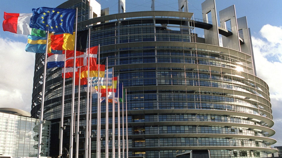 bajetg dal parlament a Strassburg cun las bandieras dals stadis commembers