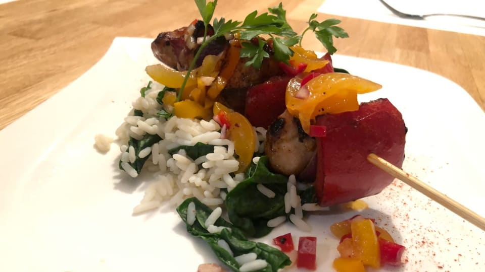 Liger e frestg – Il daletg culinaric po cumenzar «Kebab» poulet auf einem Reis-und Spinatbeet