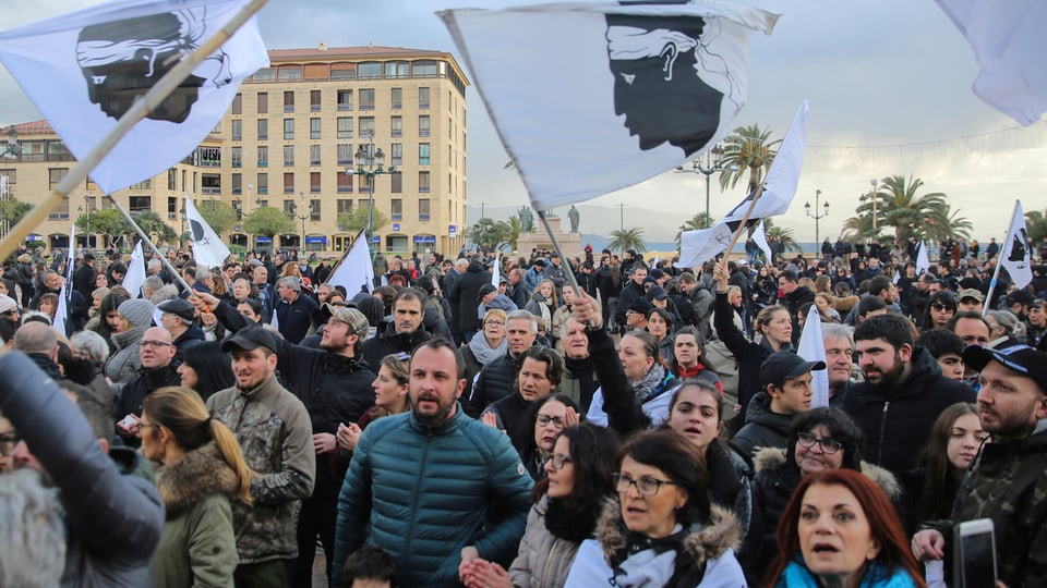 Demonstraziun per dapli independenza ad Ajaccio.