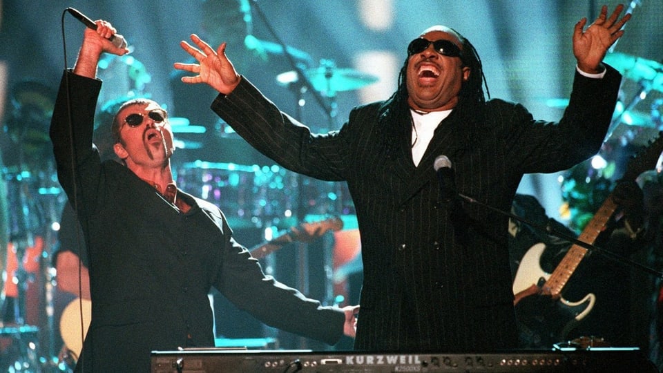 George Michael chanta «Living for the city» ensemen cun Stevie wonder il 1997.