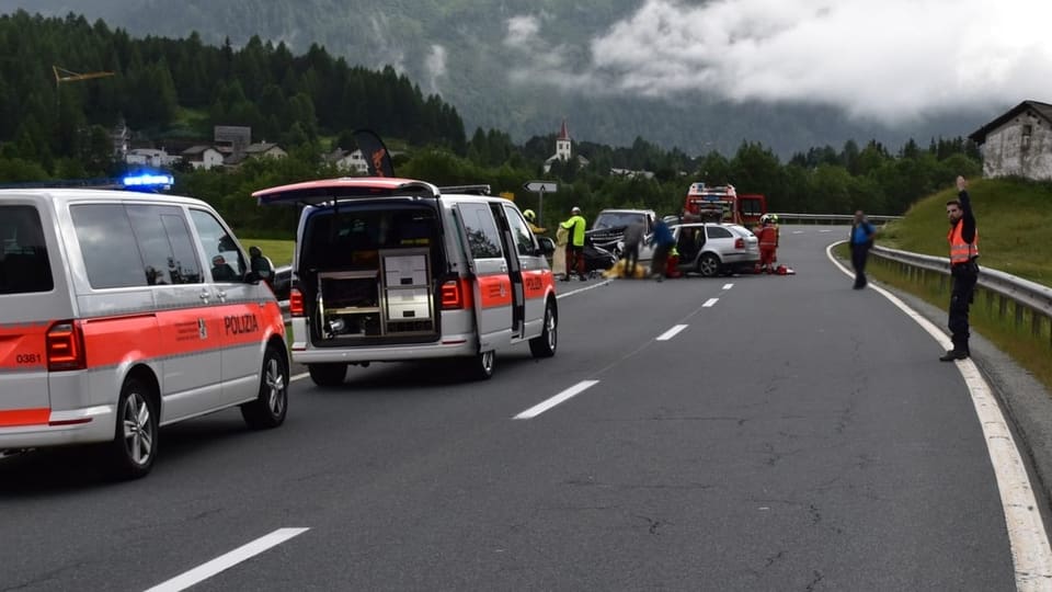 Accident dals dus auto cun dus autos da polizia dasperas.