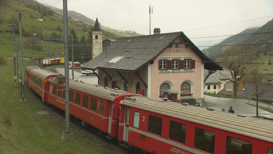 Il tren da la viafier retica tar la staziun da Lavin. Quella resta enavant en funcziun.