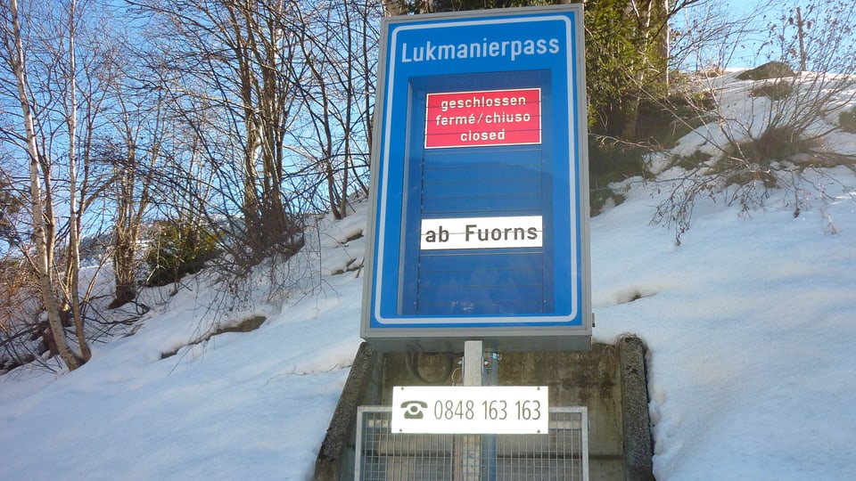 Tabla d'infurmaziun ch'il pass dal Lucmagn è serrà.