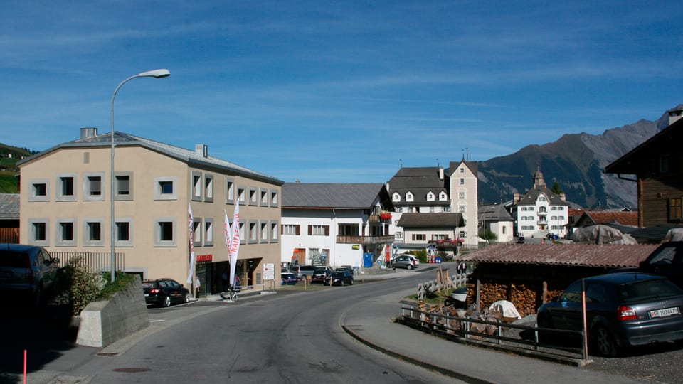 vista sin Vella cun la chasa communala 