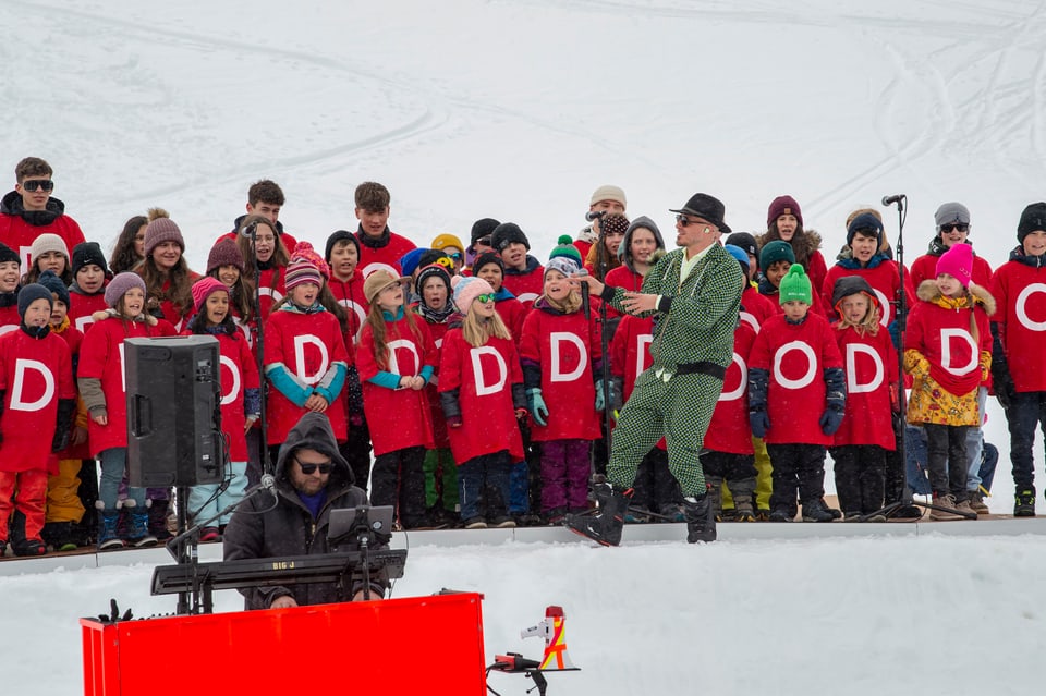 Dodo rockt mit Kindern aus Sedrun auf dem Oberalp. 