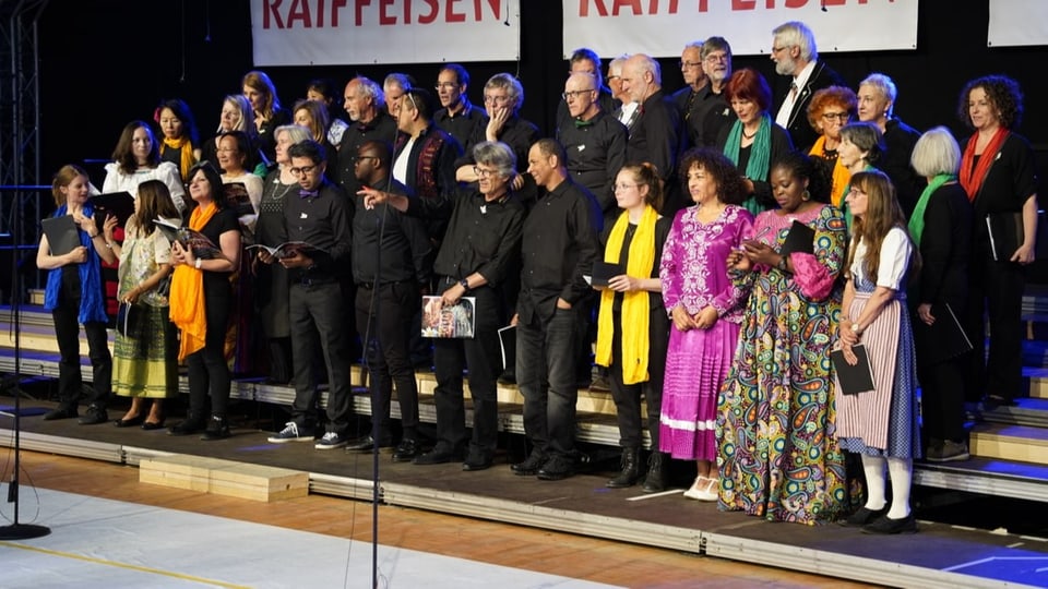 Der Chor der Nationen durant lur concert en la tenda.