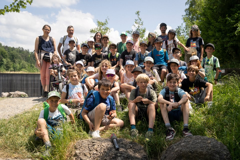 Gruppenbild der Schulklasse von Laax/Falera im Tierpark Goldau.