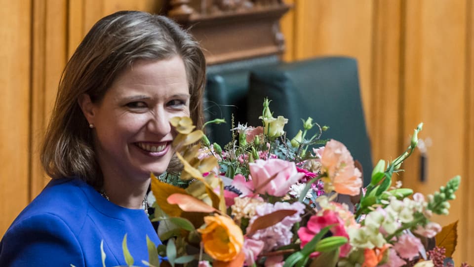 Christa Markwalder (PLD) survegn in matg fluras suenter ch’ella è vegnida elegida sco presidenta dal Cussegl naziunal.