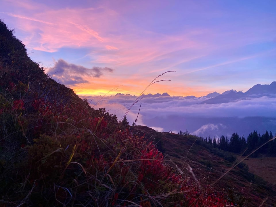 Sonnenuntergang über den Bergen.