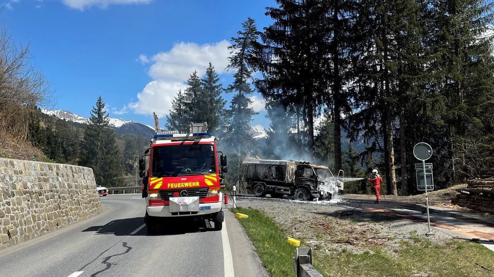Der ausgebrannte Lastawagen neben einem Feuerweherfahrzeug