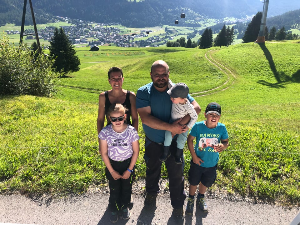 La famiglia Stgier a Tigignas Ramona ud Andreas Stgier mit ihren Kindern Laura, Jonas und Valerio. Ihnen gehört das «Parsonzer.ch» Label.