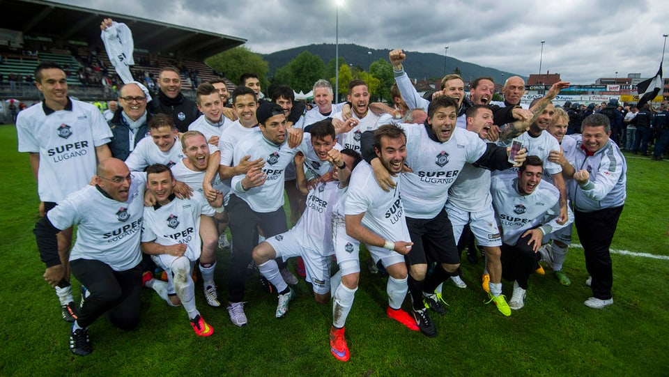 Il club da ballape da Lugano sa legra da la promoziun en la Super League. 