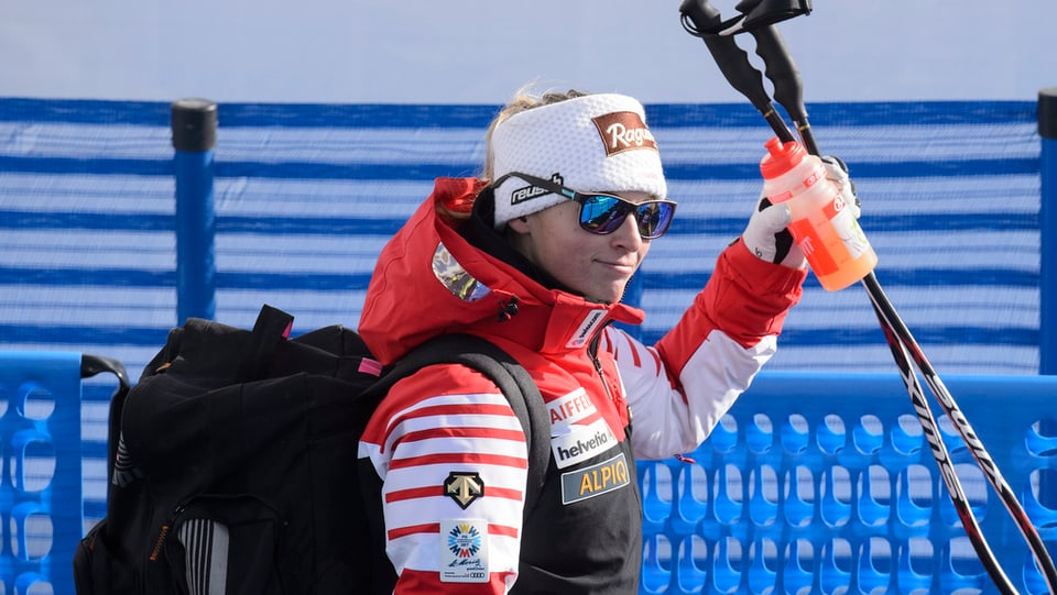 La skiunza svizra Lara Gut salida ils fans.