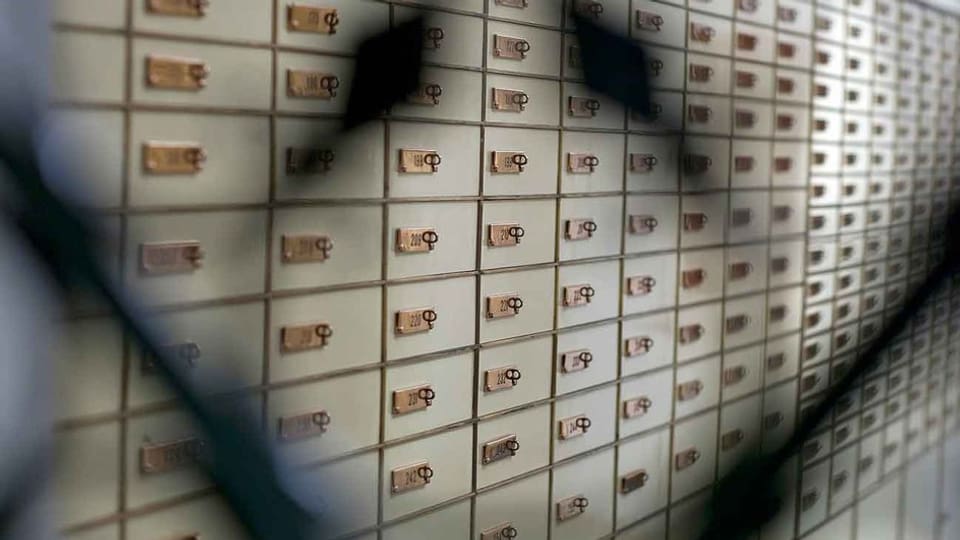 Daners da corrupziun circuleschan savens er sur contos da banca svizzers.