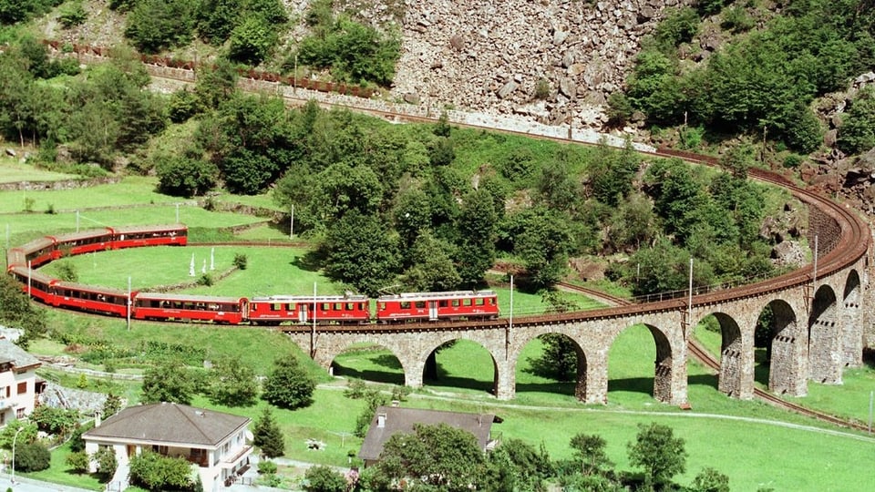Tren sin il viaduct da spirala a Brusio.