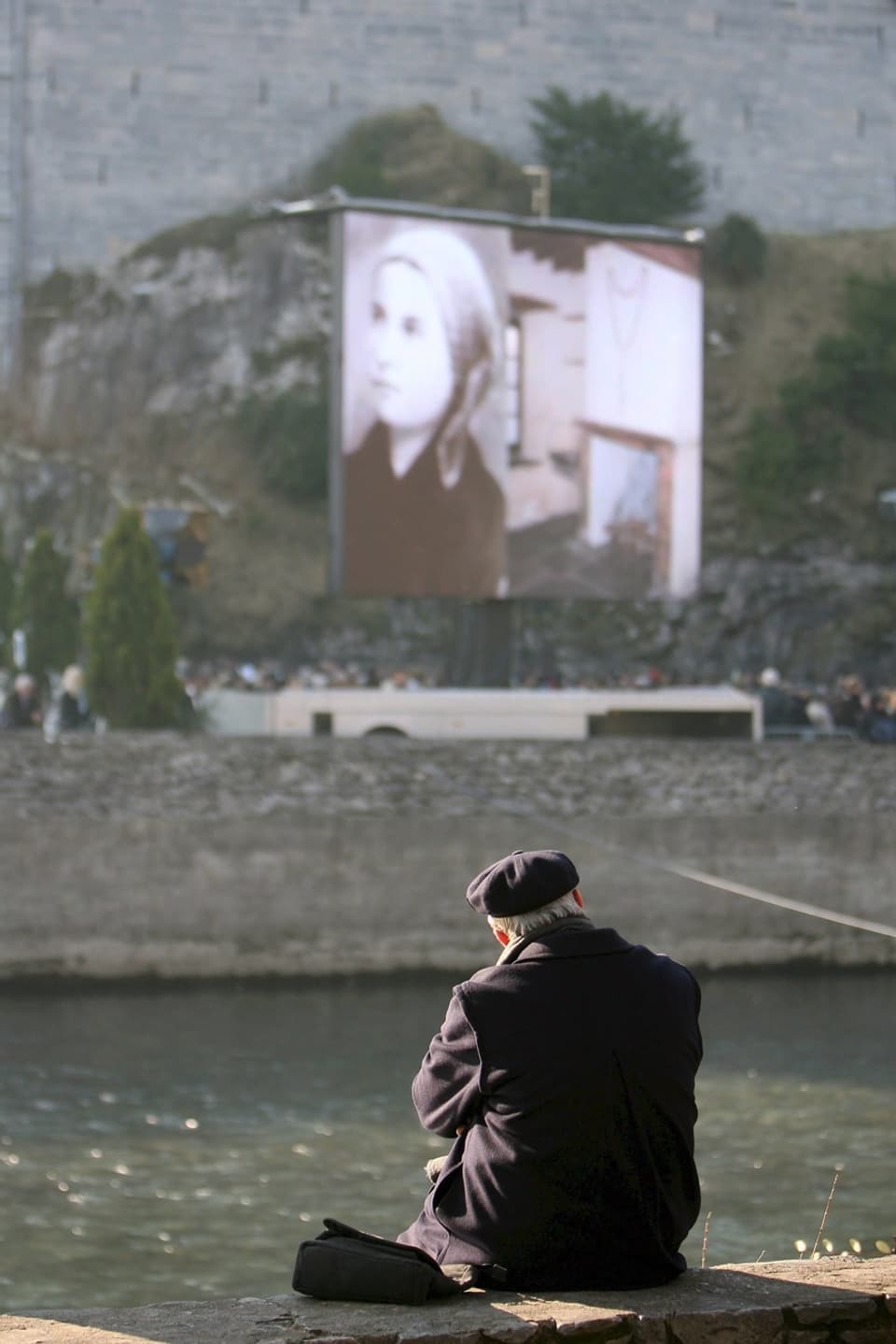 Menschen beten die heilige Maria in Lourdes an.