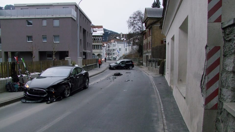 Vista sin il lieu d'accident cun ils 2 autos donnegiads.