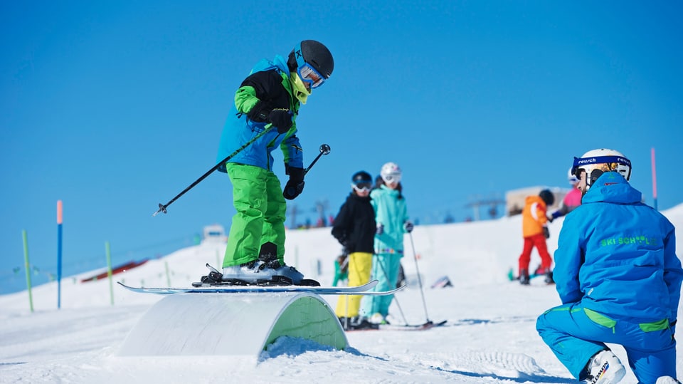 in magister da skis observa in uffant che va sur in bot