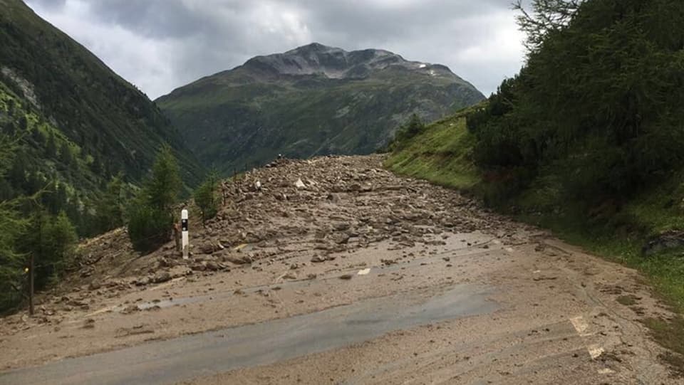 La via dal Pass dal Flüela curclada cun miarda. 