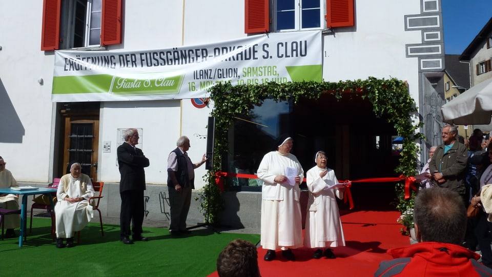 Sr. Herta Handschin stat davant il passadi decorà e benedescha el.