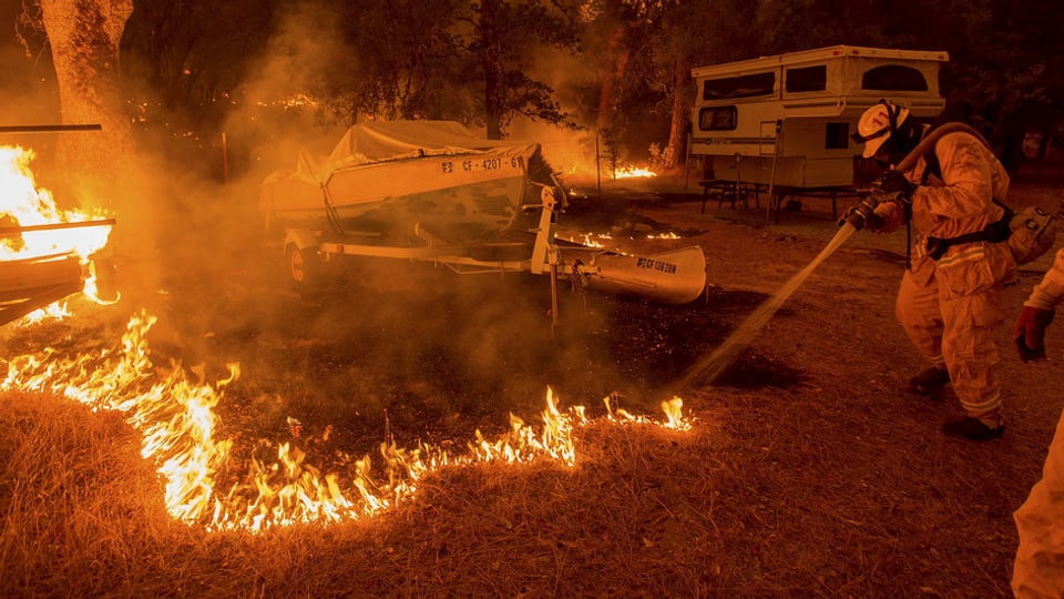 Pumpier ch'emprova da dumagnar sut controlla in incendi. 