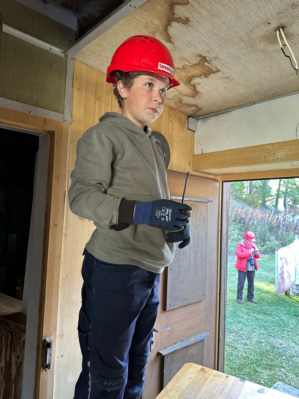 Selbstschutz ist wichtig. Die Schüler tragen Helm und Handschuhe.