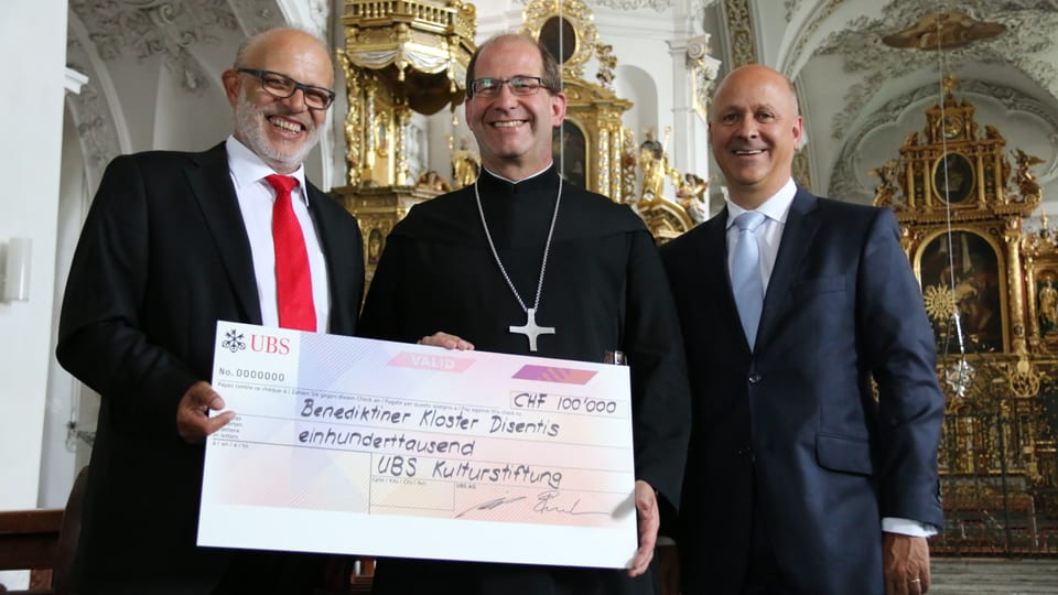 Avat Vigeli Monn, sanester Adrian Maissen e dretg Anton Simonet da l’UBS, tegnan il schec