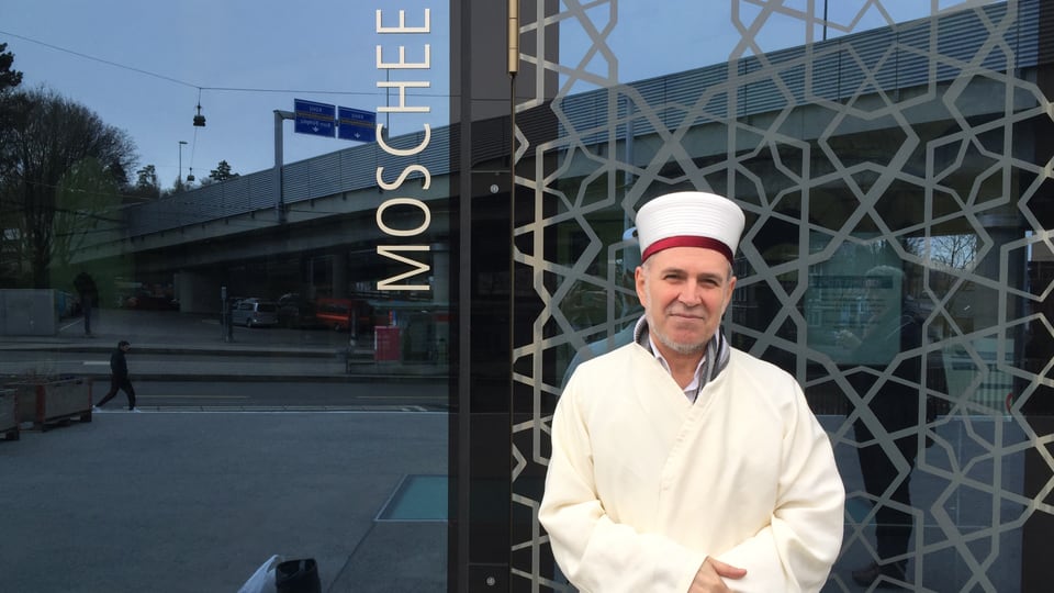 Il maletg mussa l'imam Mustafa Memeti avant la moschea a Berna