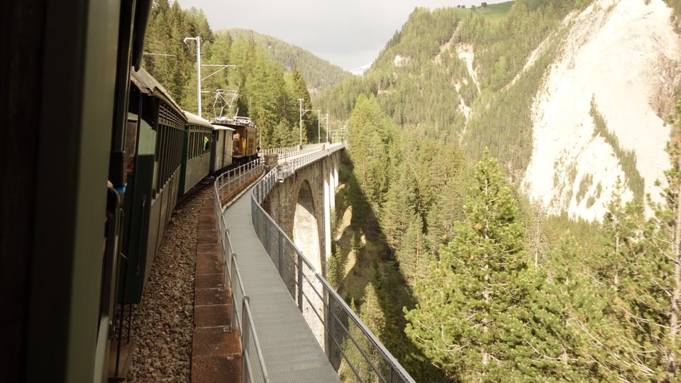Il tren istoric sin il viaduct da Tagn/Wiesen, ch'è la pli auta punt da la Viafier retica.