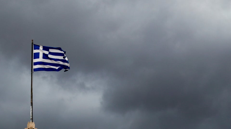Ina bandiera grecca sgulatscha davant in tschiel nivlus