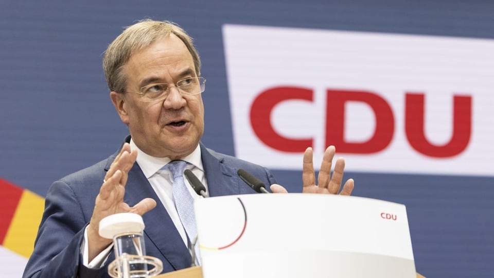 Armin Laschet ad ina conferenza da pressa.