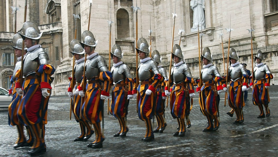Gardists svizzers papals en unifurma. 