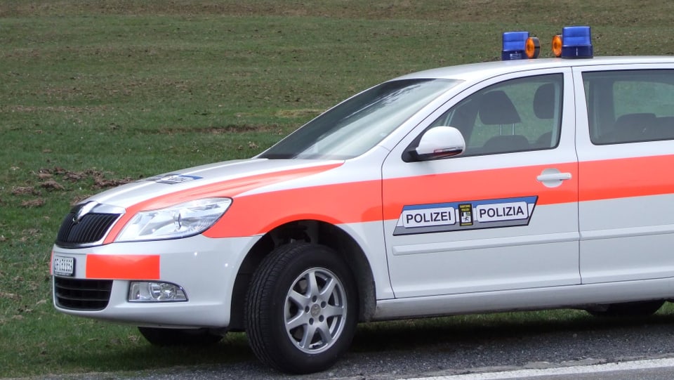 Auto da la polizia chantunala grischuna.