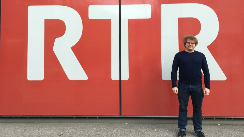 Simon Grimm avant il simbol RTR tar la chasa RTR. 