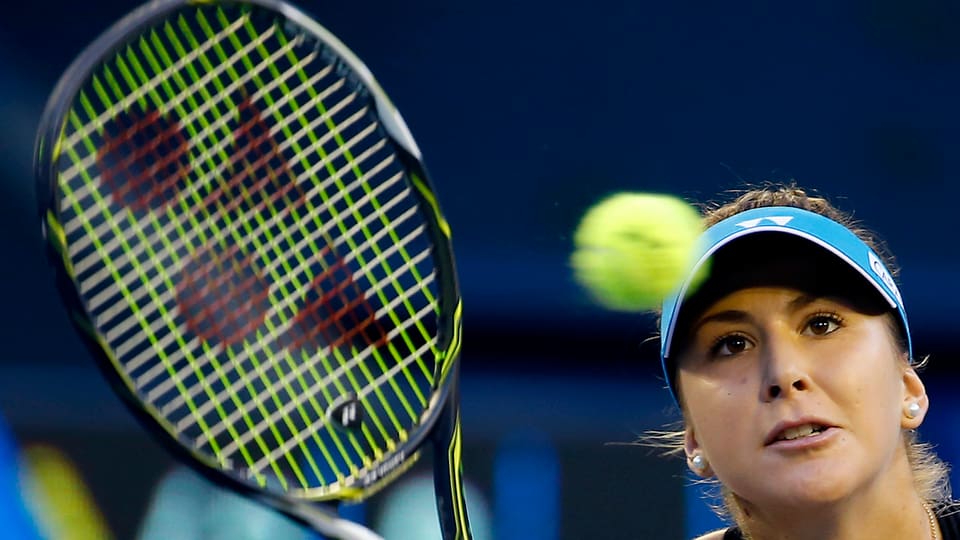 Belinda Bencic guarda sin la balla da tennis
