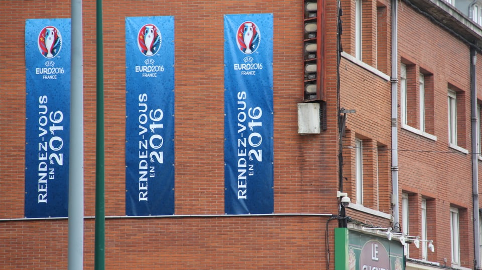 Bajetg a Lens nua ch'i pendan 3 bandieras da l'Euro 2016