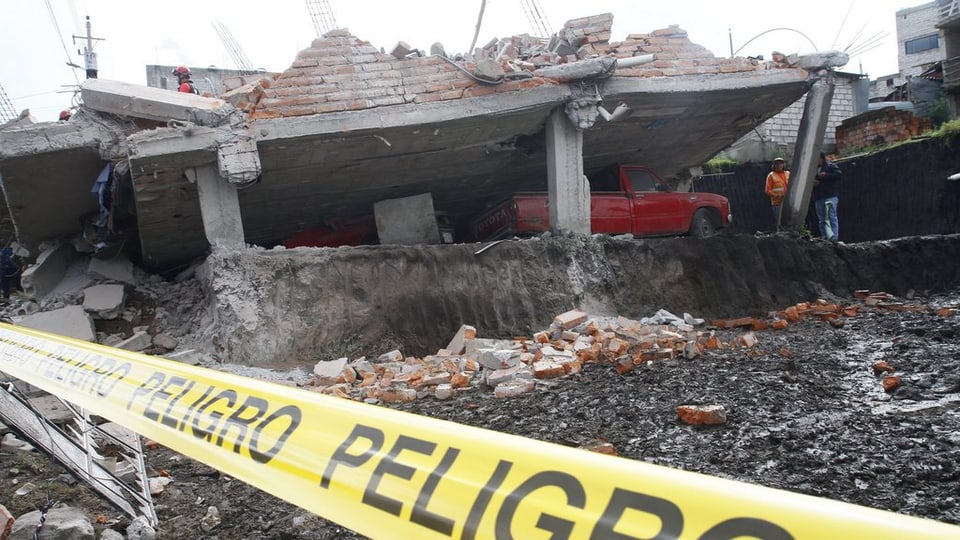 Numerus bajetgs devastads er a Quito - in terratrembel da 7,8 ha scurlattà l'Ecuador