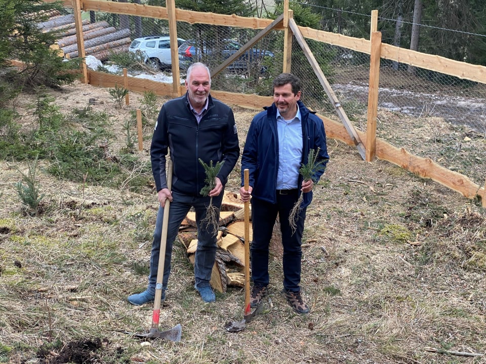 Il president communal da Surses Leo Thomann (sanester) e Benedikt Loepfe, il directur da las Ovras electricas da Turitg.