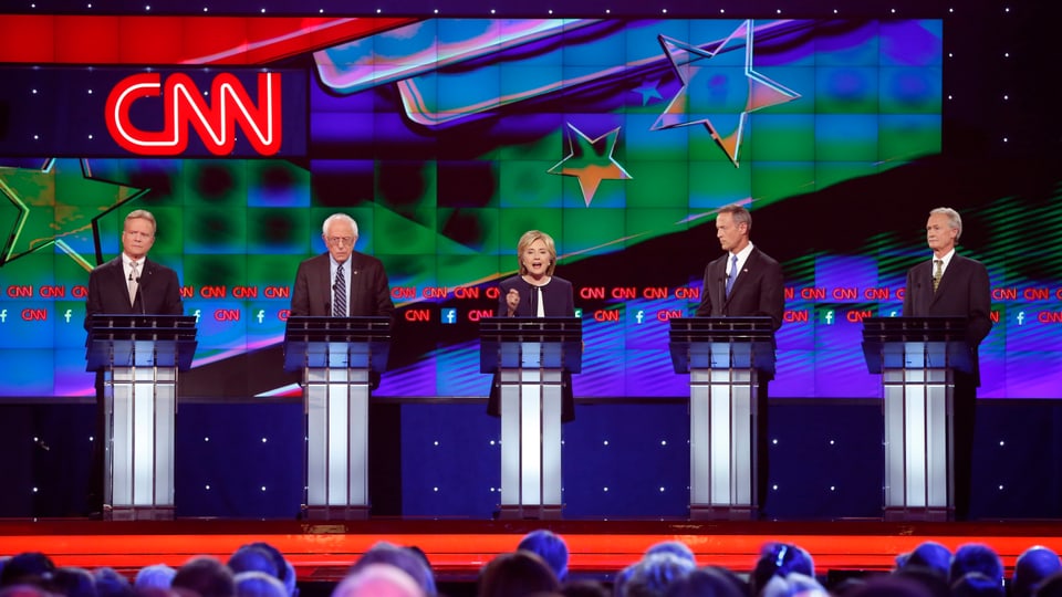Ils candidats dals democrats sin ina tribuna.